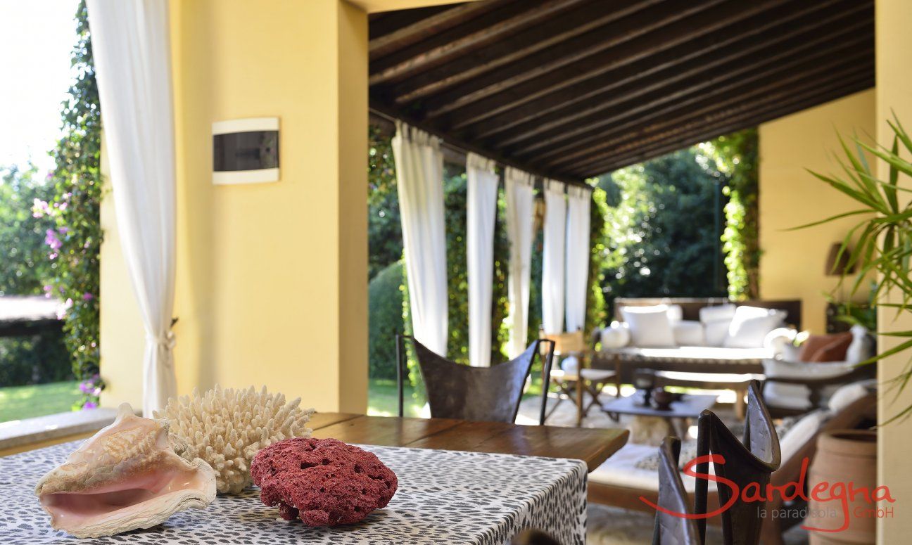 Villa Ulivi 12 | Im ethnischen Stil möblierte, überdachte Terrasse Sardinien