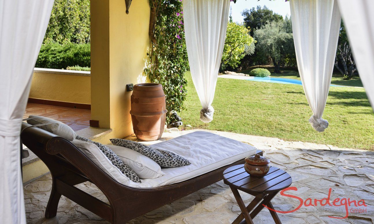 Villa Ulivi 12 | Liege mit Beistelltisch und Blick in den Garten Relax