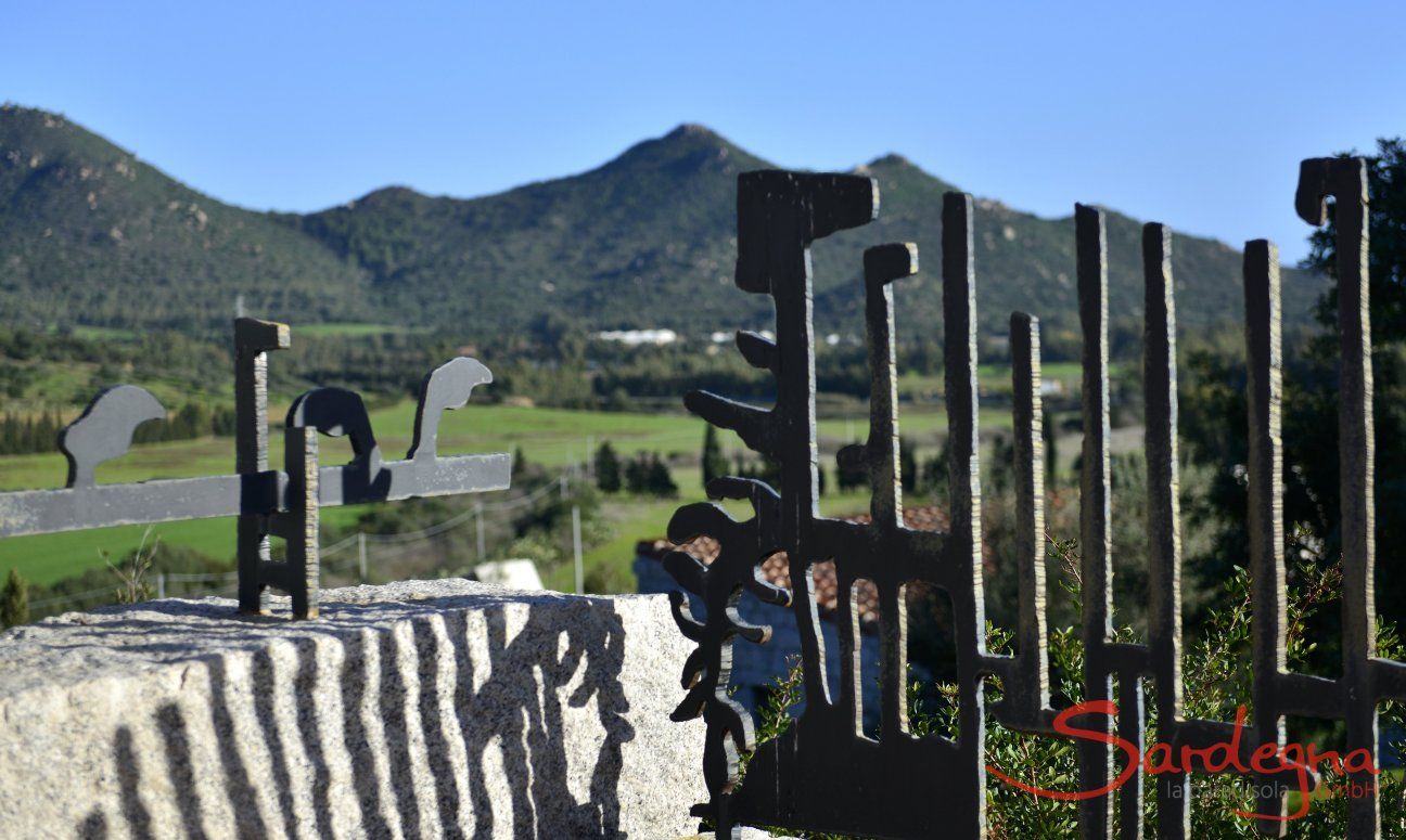 Li Conchi 1 | Blick in die Landschaft von der Terrasse rmit sardischem Schmiedehandwerk Sardinien
