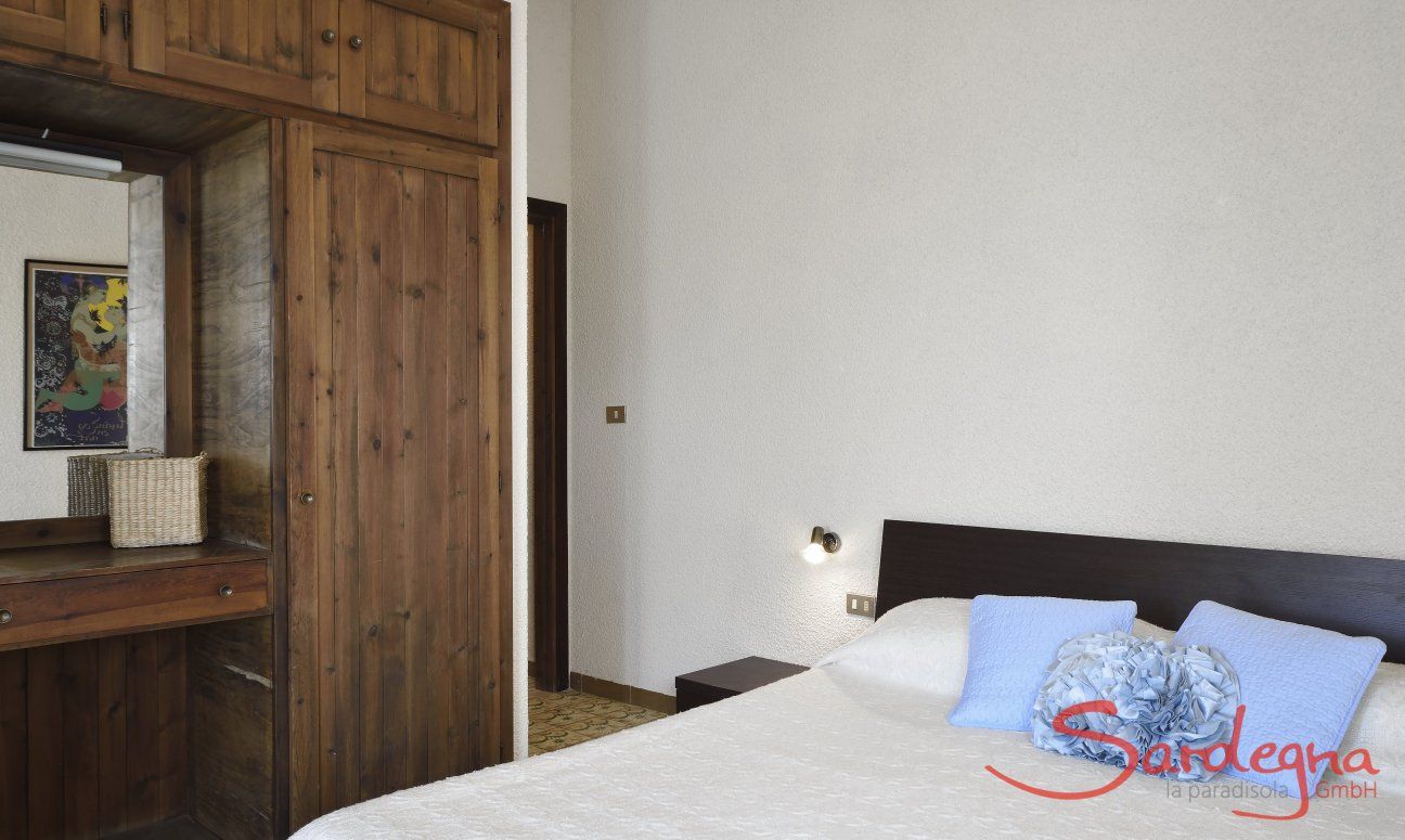Villa delle Stelle | Schlafzimmer 3 mit Doppelbett und Stauraum Schlafzimmer 3 mit Doppelbett und Stauraum