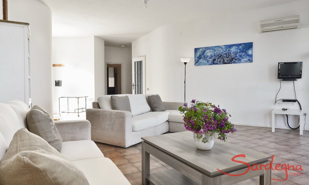 Villa Massidda | Zugang zum Schlafbereich vom geräumigen Wohnzimmer Großer Wohnbereich mit Sofa-Ecke (1. Stock)