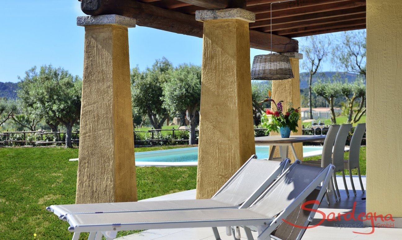 Villa Campidano 20 | Sonnenliegen im Schatten der Terrasse Sonnenliegen auf der überdachten Terrasse von Villa Campidano 20