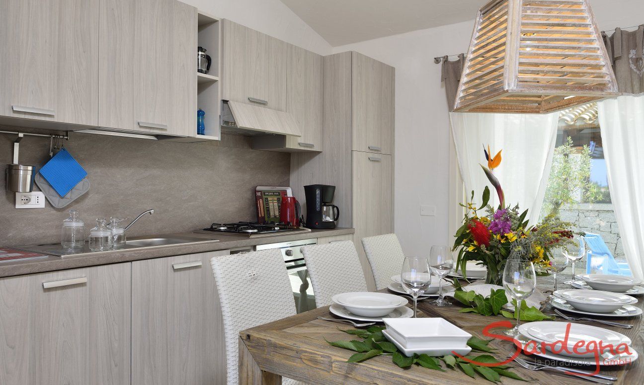Villa Campidano 20 | Vollausgestattete und moderne Küchenzeile im Wohnbereich Küche mit Eßtisch von Villa Campidano 20
