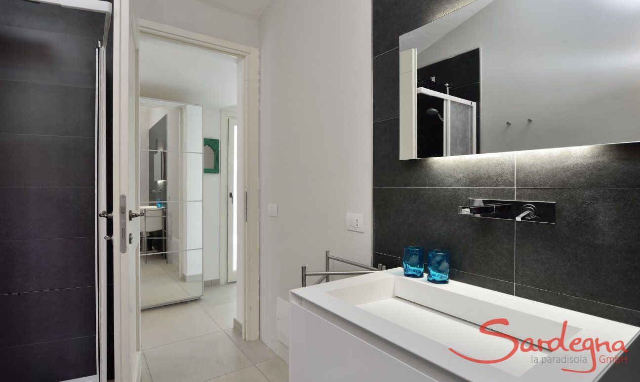 Villa Campidano 21 | Modernes Badezimmer 1 mit Dusche und großem Waschbecken Modernes Bad mit Dusche Villa Campidano 21