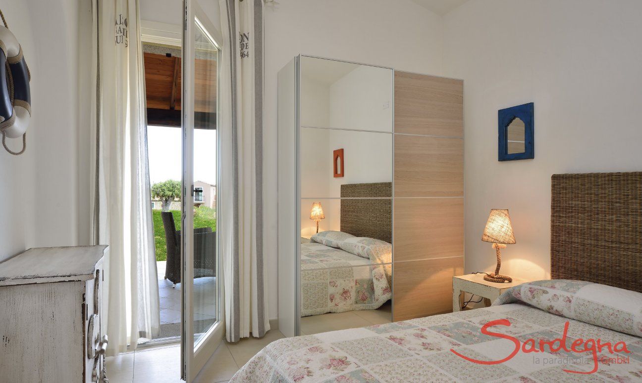 Schlafzimmer mit Doppelbett, Schrank und Terrassentür  Villa Campidano 21