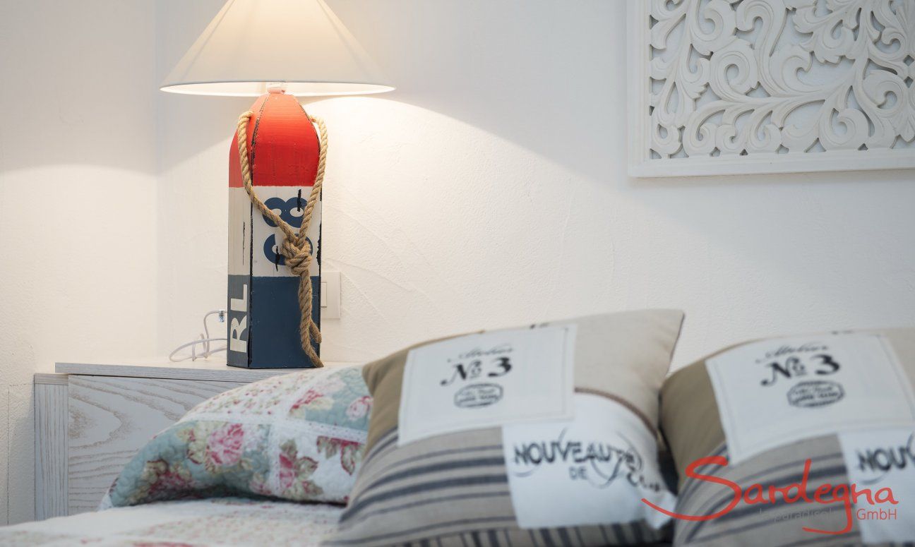 Villa Campidano 21 | Schlafzimmer 1 mit stilvollen Einrichtungsdetails Bett mit Kissen, Nachttisch und Lampe Villa Campidano 21