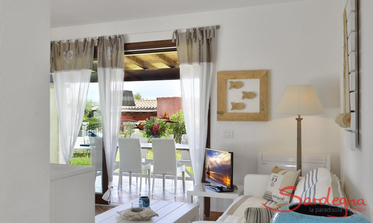 Villa Campidano 7 | Sofaecke im Wohnzimmer mit Blick in den Garten Wohnzimmer