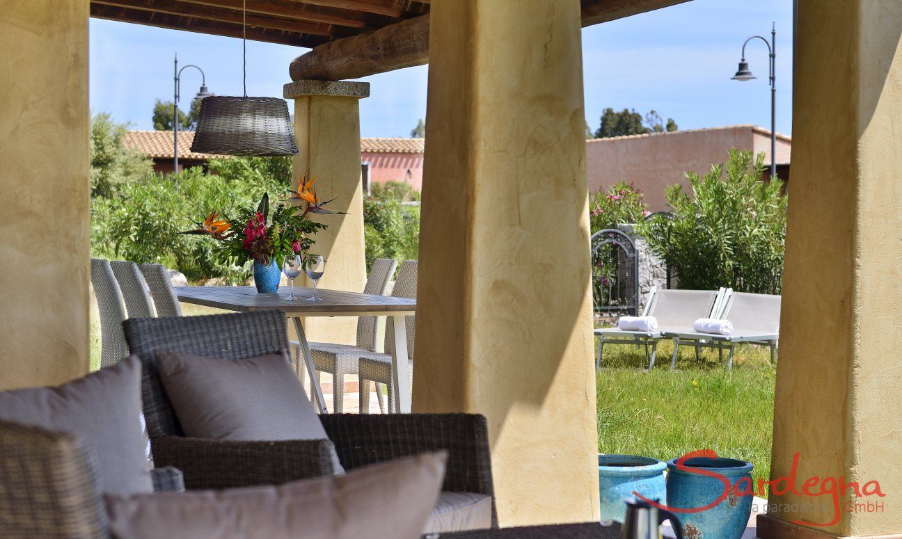 Villa Campidano 7 | Terrasse mit gemütlichem Aussensofa mit Blick in den Garten Terrasse