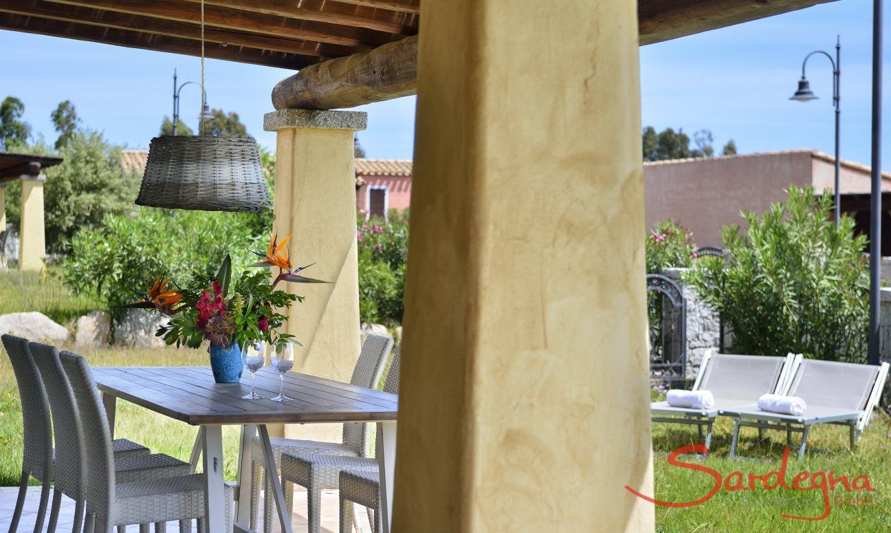 Villa Campidano 7 | Terrasse mit Esstisch und Garten Terrasse mit Garten