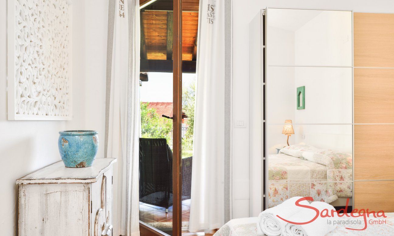 Villa Campidano 7 | Schlafzimmer 1 mit Doppelbett und Zugang zur Terrasse Schlafzimmer mit Terrassentür