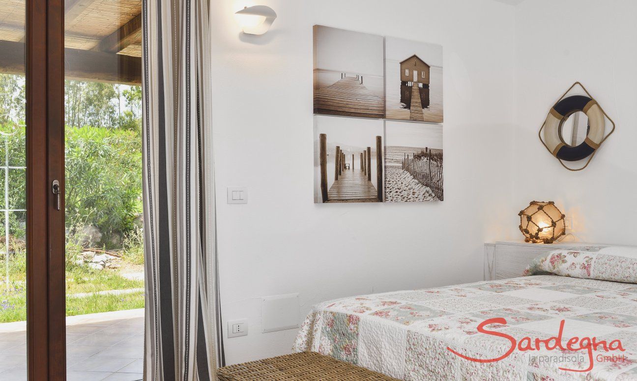 Villa Campidano 7 | Schlafzimmer 4 mit Doppelbett und Tür zum Garten Schlafen
