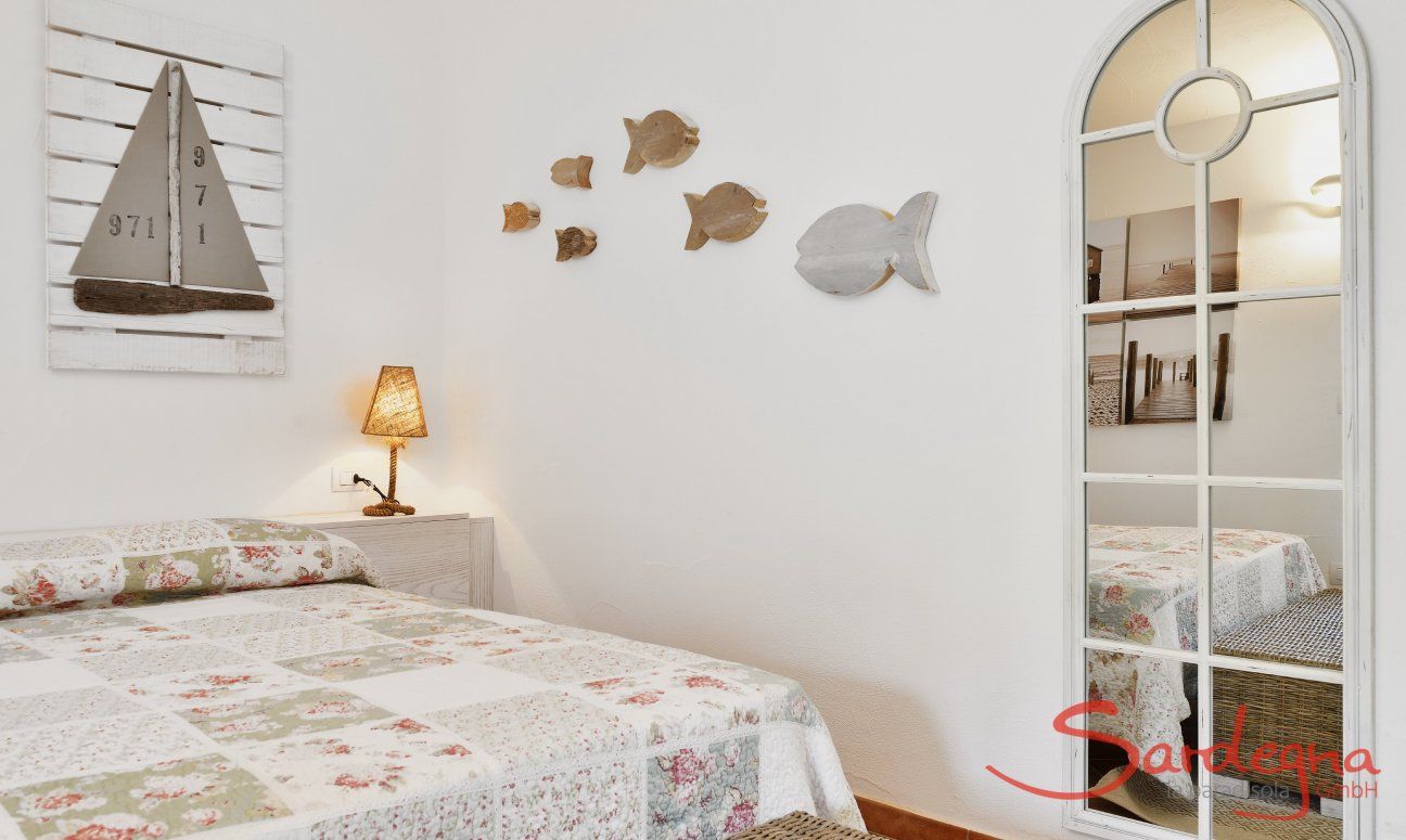 Villa Campidano 7 | Schlafzimmer 4 mit Doppelbett und großem Spiegel Schlafen