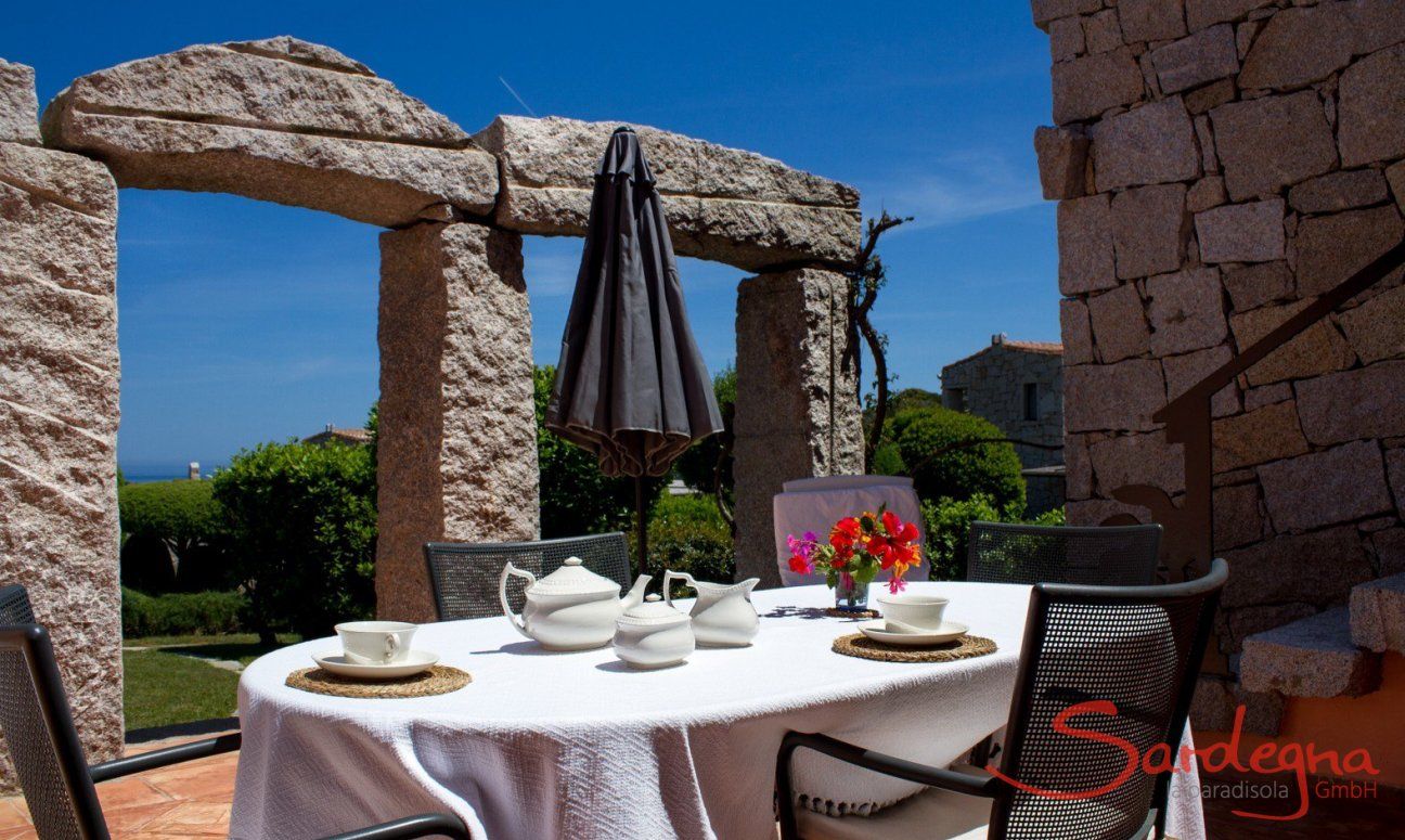 Villa Domus 17 | Essplatz im Freien auf der unteren Terrasse Essplatz im Freien auf der Terrasse