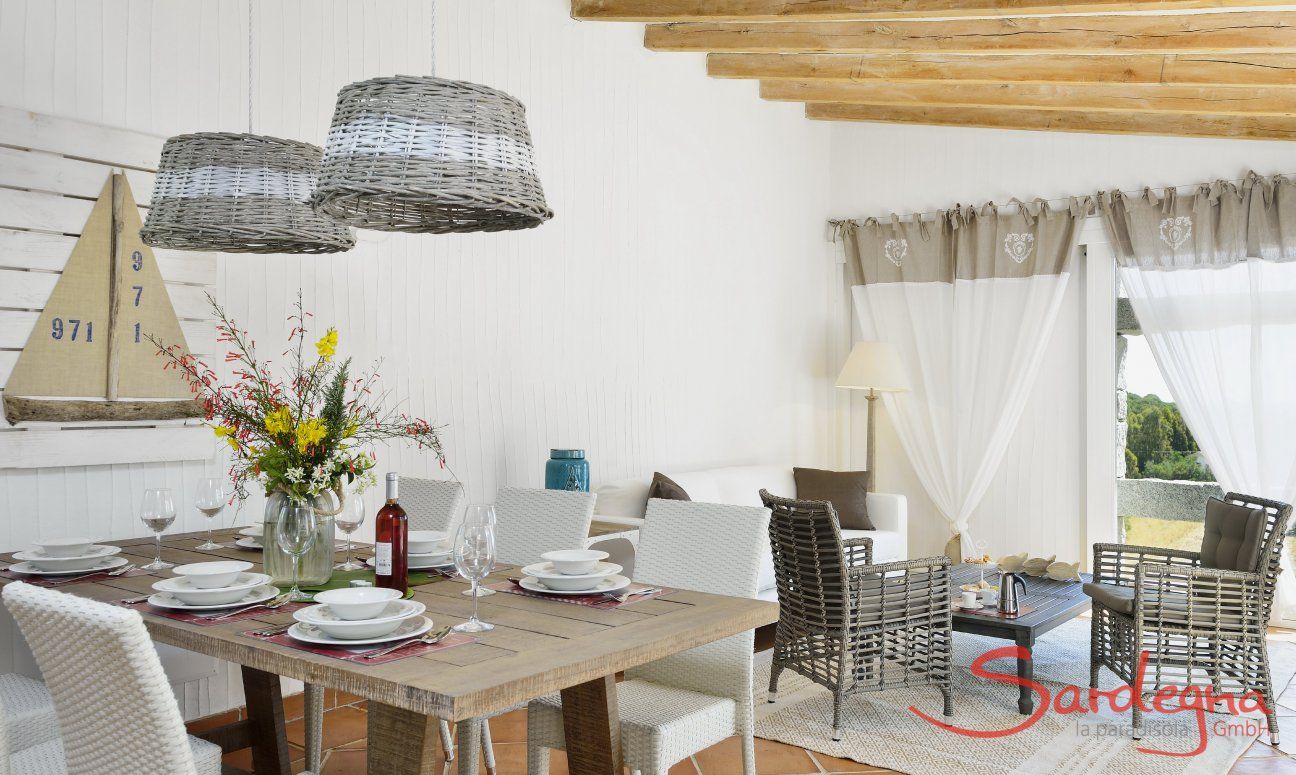 Li Conchi 6 | Esstisch mit Blick auf die Sofaecke Esstisch