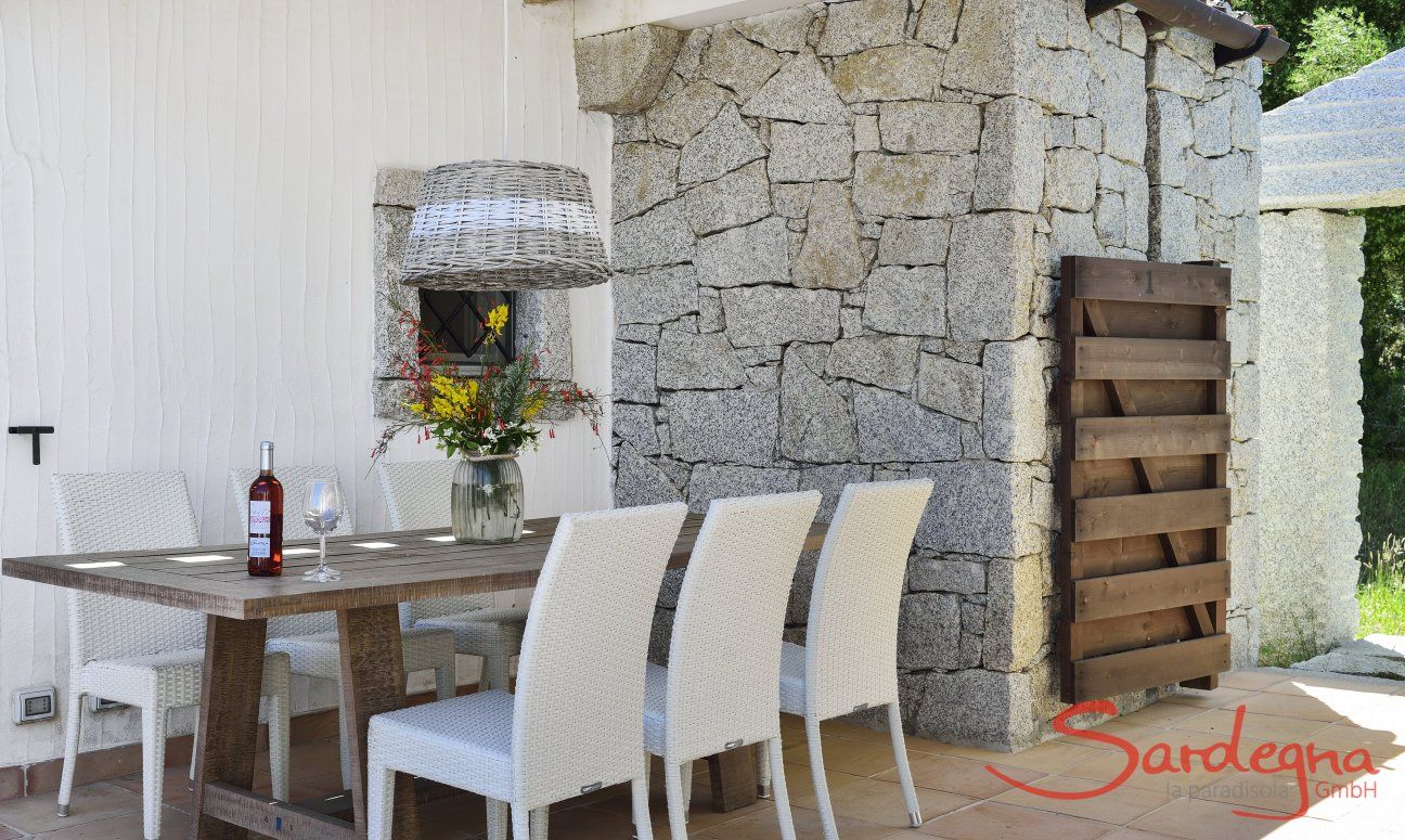 Li Conchi 1 | Terrasse mit praktischem, überdachtem Tisch zum Essen im Freien Terrasse