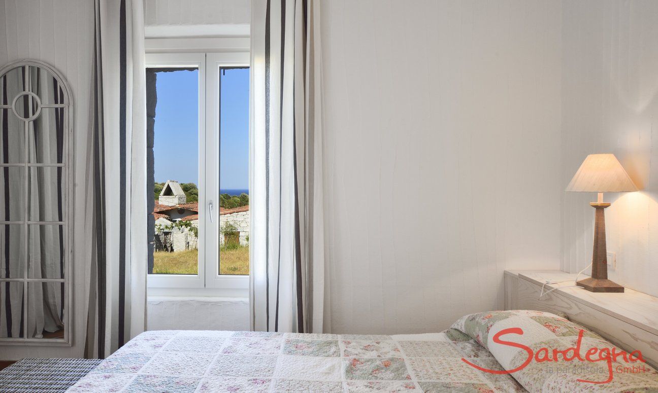 Li Conchi 1 | Schlafzimmer 1 mit Doppelbett und Fenster zum Garten Schlafzimmer 1