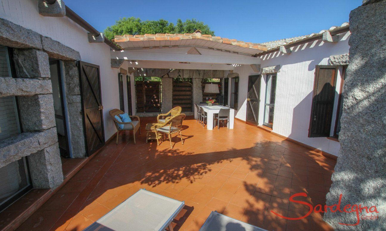 Casa 13 | Großzügige Terrasse mit Sonnenliegen und Esstisch Großzügige Terrasse mit Sonnenliegen und Esstisch