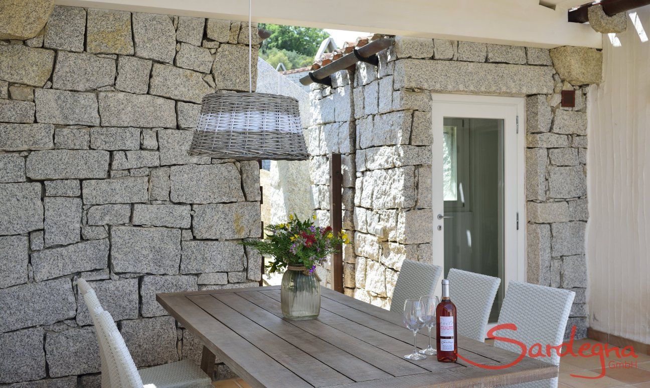 Li Conchi 16 | Überdachter Esstisch auf der Terrasse und Terrasseneingang Terrasse