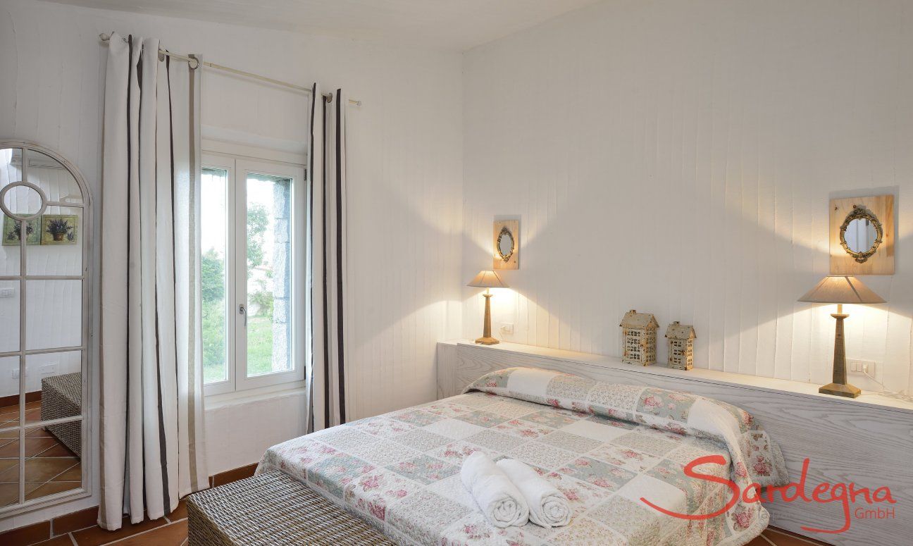 Li Conchi 16 | Schlafzimmer 1 mit Doppelbett und Fenster zum Garten Schlafzimmer 1