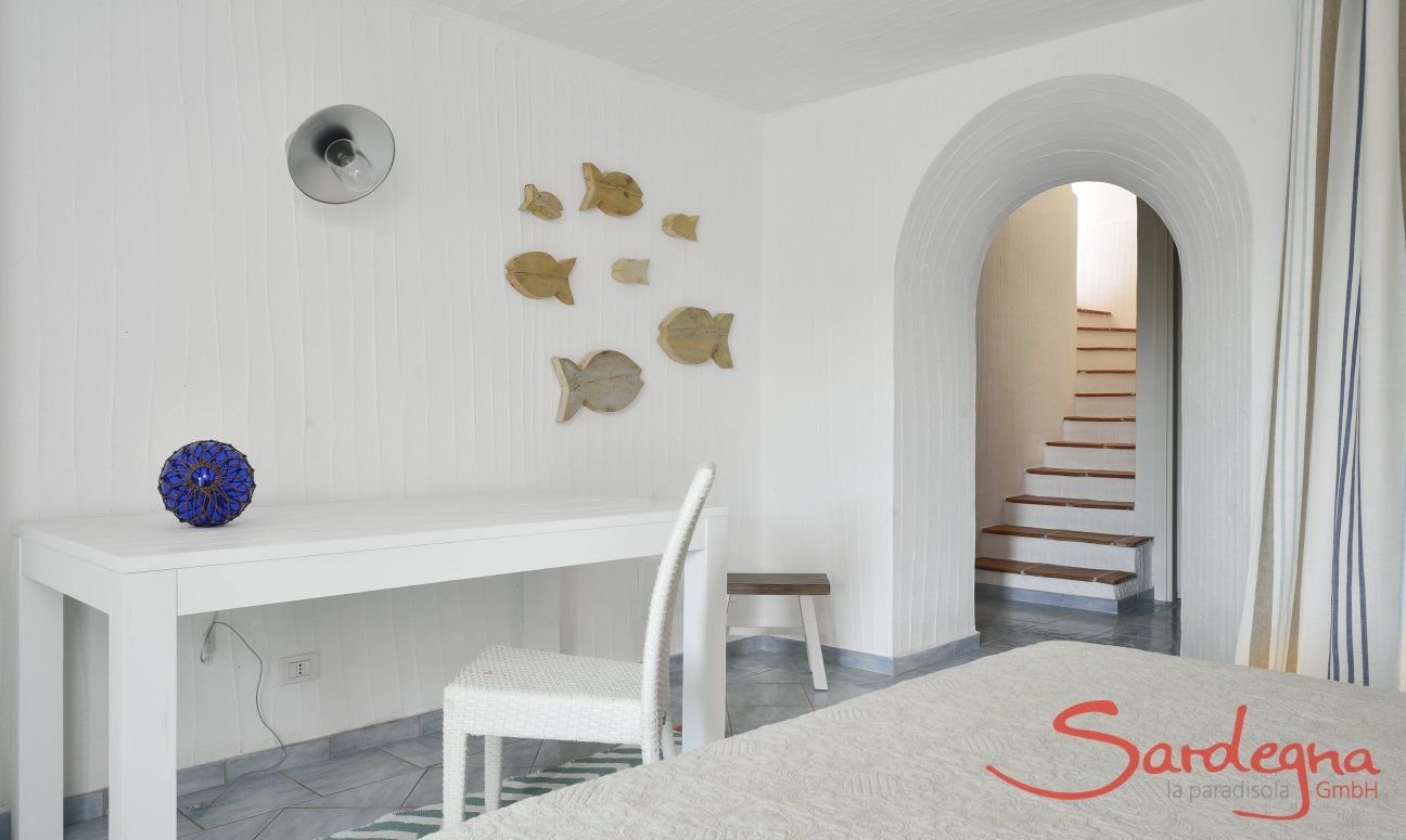 Li Conchi 16 | Schlafzimmer UG, Schreibtisch, Treppe nach oben Schlafzimmer, UG