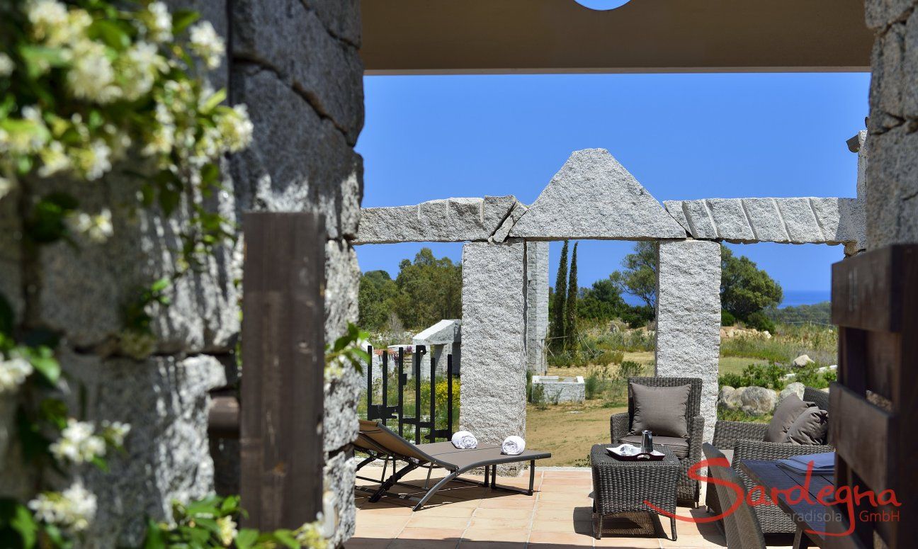 Li Conchi 14 | Patio mit Sofa und Sonnenliegen Patio