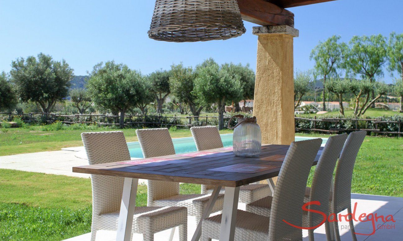 Villa Campidano 20 | Schöner, ruhiger Essplatz mit Blick auf den Pool Campdiano 20 mit praktischem Esstisch auf der Terrasse