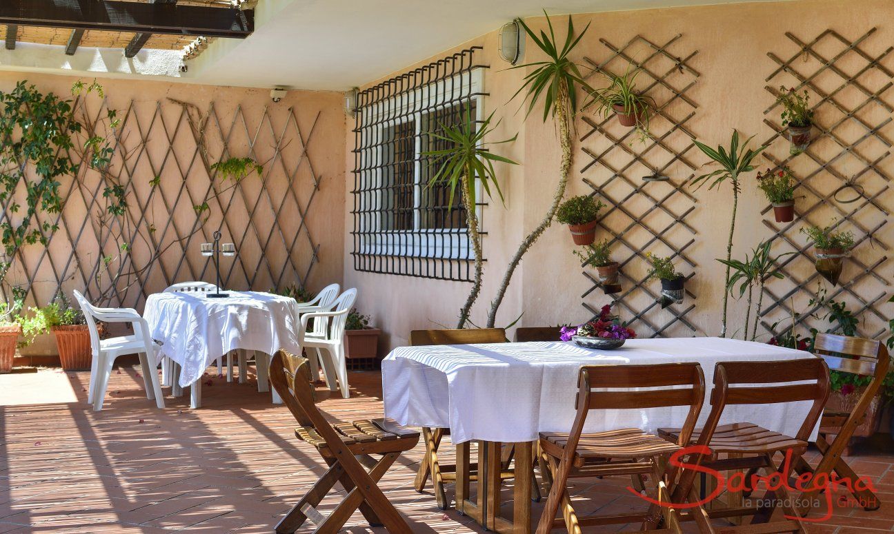 Schöne, einladende Terrasse mit Esstisch und Loungebereich 