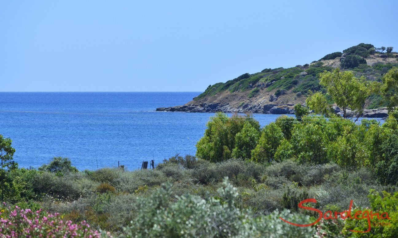 Blick von der Dachterrasse der Villa auf das Meer