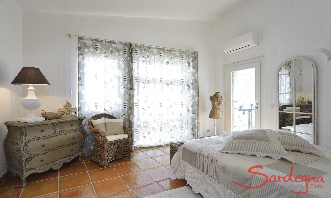 Li Conchi 8 | Schlafzimmer 3 mit Doppelbett und großer Fensterfront Schlafzimmer 2 mit Doppelbett