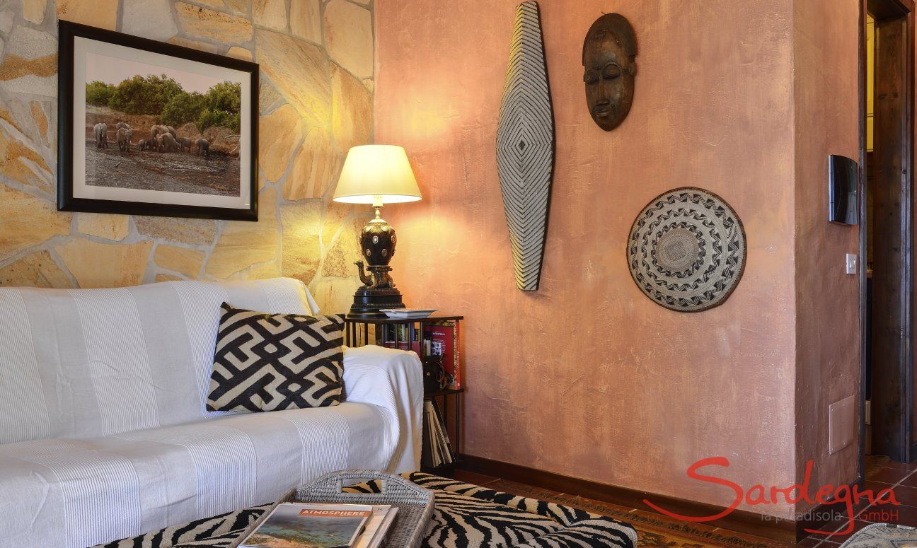 Apartment Country Club 2 | Couch mit Tisch im Zebramuster Couch mit Tisch im Zebramuster