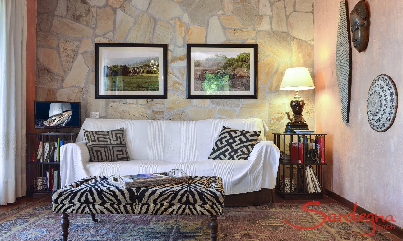 Apartment Country Club 2 | Wohnzimmer mit Steinwand und Dekorationen Wohnzimmer mit Steinwand und Dekorationen