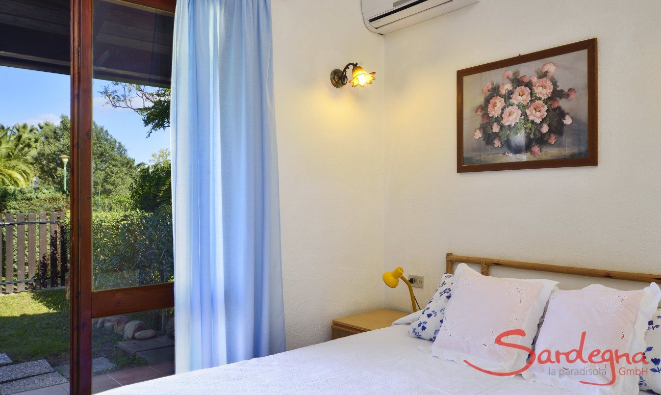 Villa Maria Lina | Schlafzimmer 2 mit Doppelbett und Terrassenzugang Schlafzimmer 2 mit Doppelbett und Terrassenzugang
