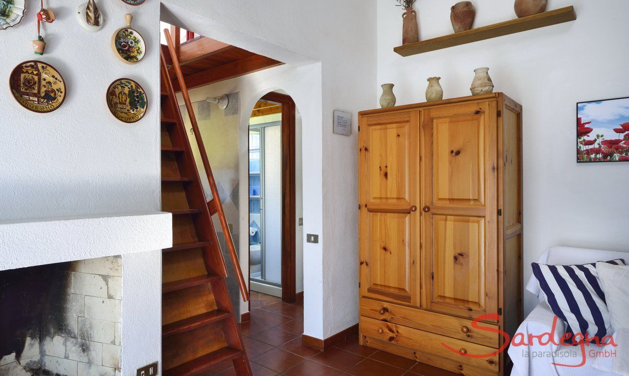 Villa Maria Lina | Kamin neben der Treppe zur Mansarde Kamin neben der Treppe zur Mansarde