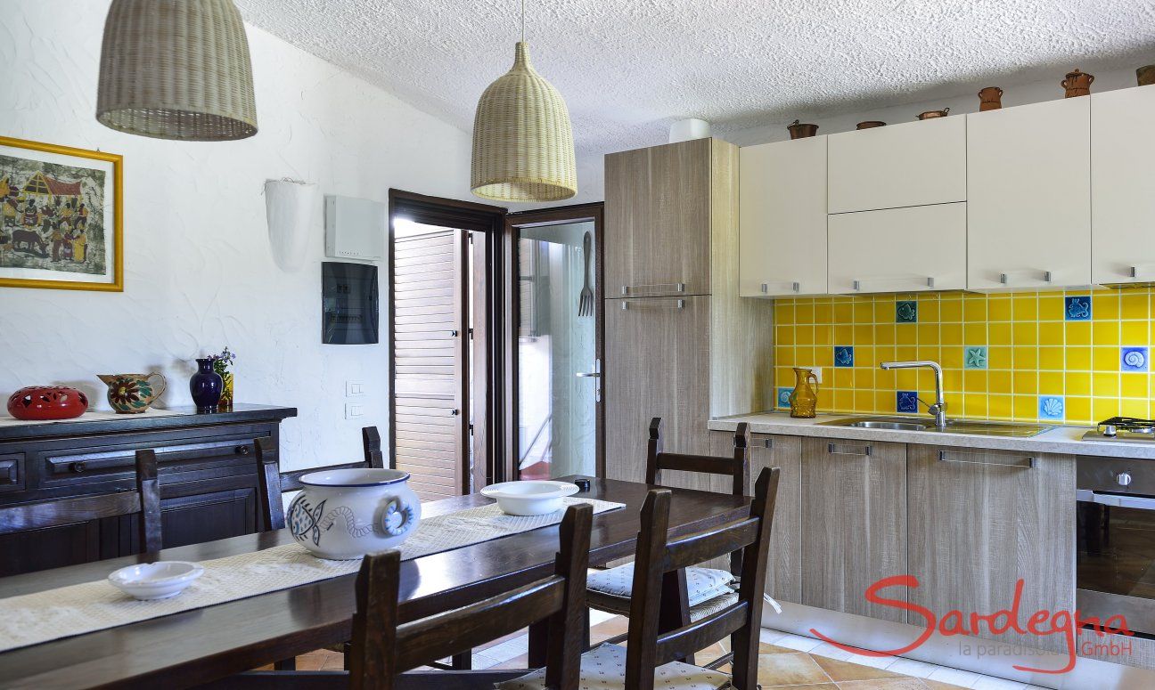 Villa Gaia | Vollausgestattete Küche mit Esstisch und Gartenzugang Vollausgestattete Küche mit Esstisch und Gartenzugang