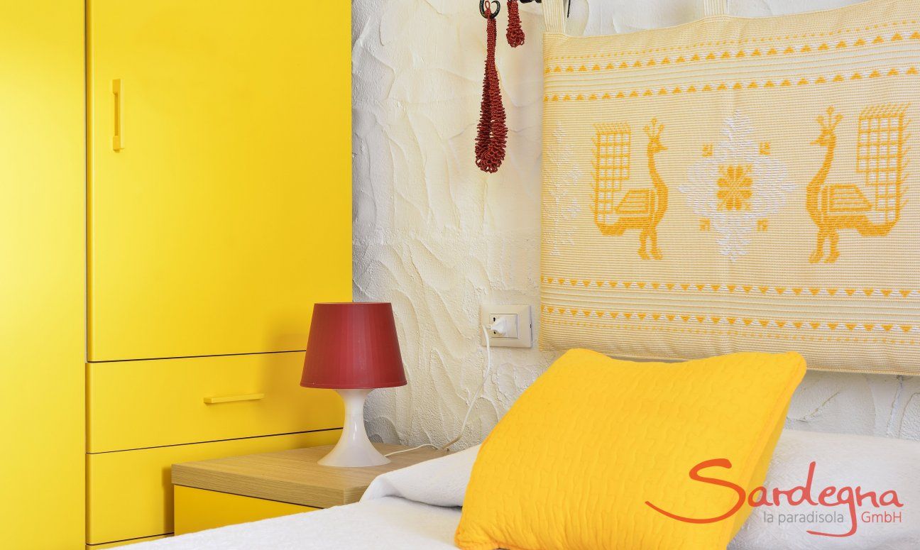 Villa Gaia | Schlafzimmer 1 mit Doppelbett und viel POlatz in den Schränken Sardinien