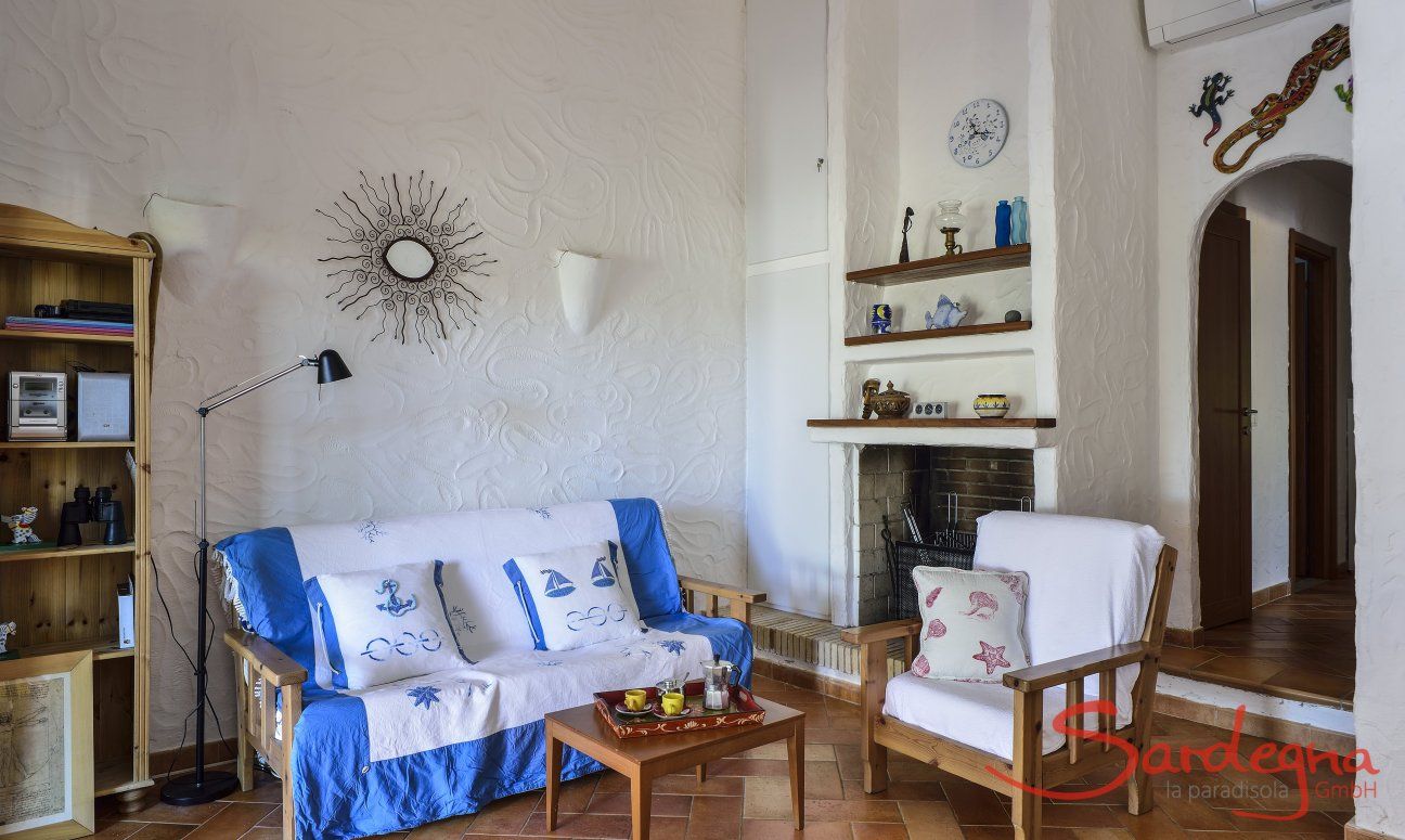 Villa Gaia | Wohnzimmer mit Sofaecke, Kamin und Klimaanlage Sardinien