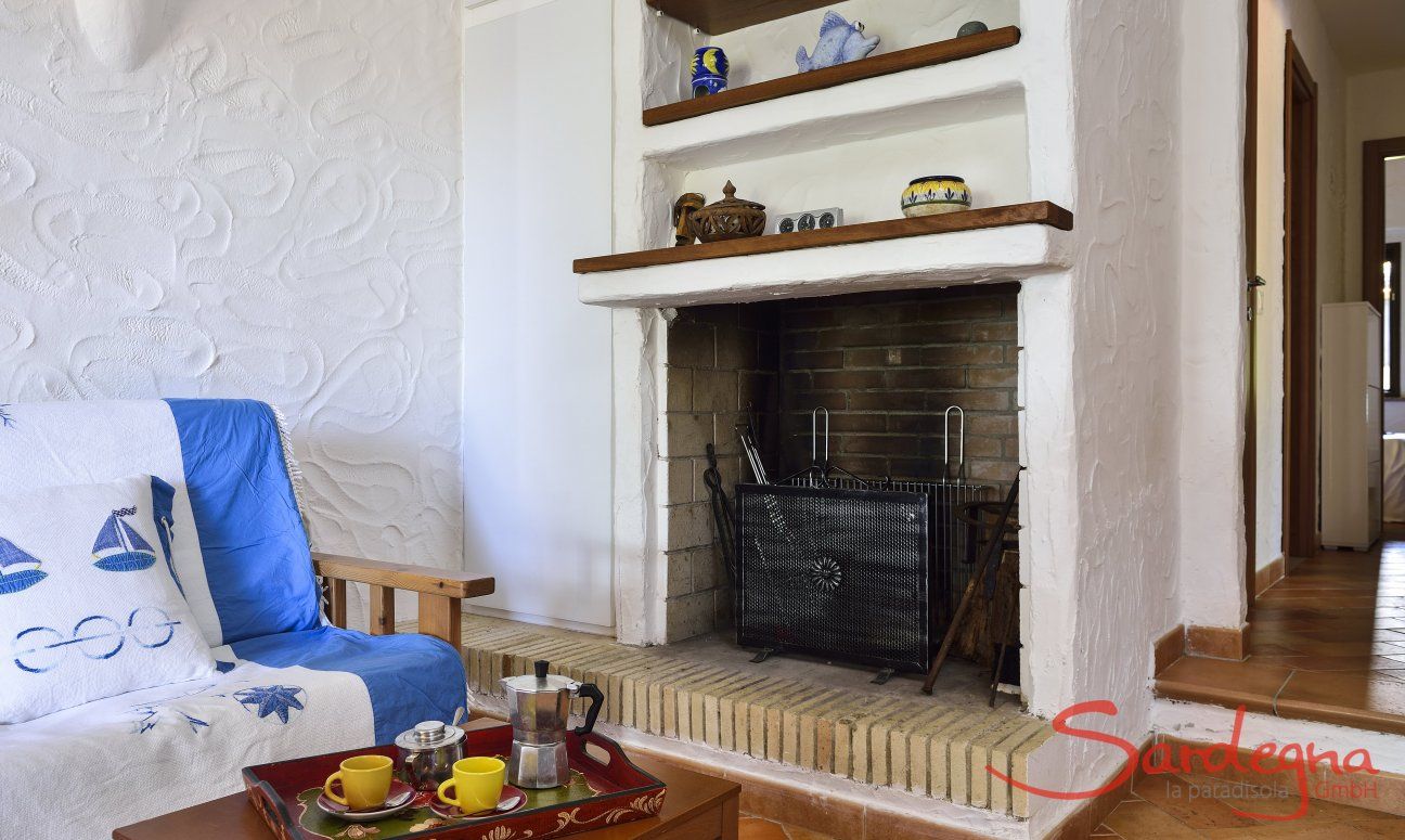 Villa Gaia | Sardischer Kamin vor der Sofa-Ecke Sardischer Kamin vor der Sofa-Ecke
