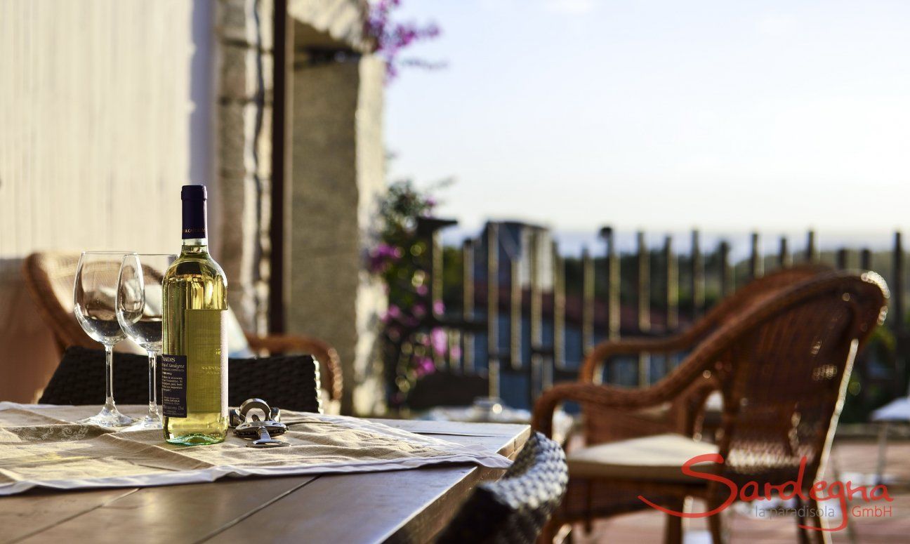 Li Conchi 7 | Die Terrasse mit Meerblick ist perfekt geeignet für den Verzehr von einem guten Wein Weisswein mit zwei Gläsern auf der Terrasse mit Meerblick von Li Conchi 7