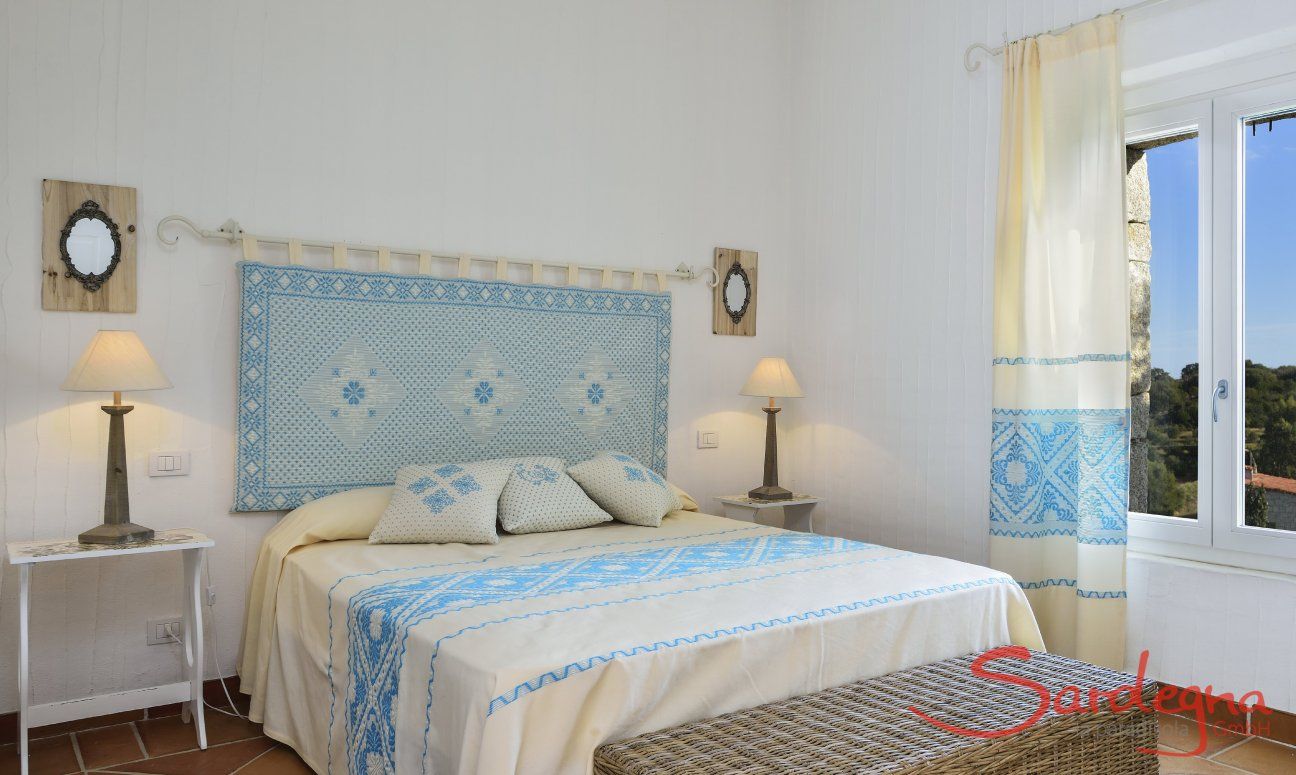 Li Conchi 7 | Schlafzimmer 1 mit Doppelbett und Fenster mit Gartenblick Schlafzimmer mit Doppelbett und Fenster Li Conchi 7
