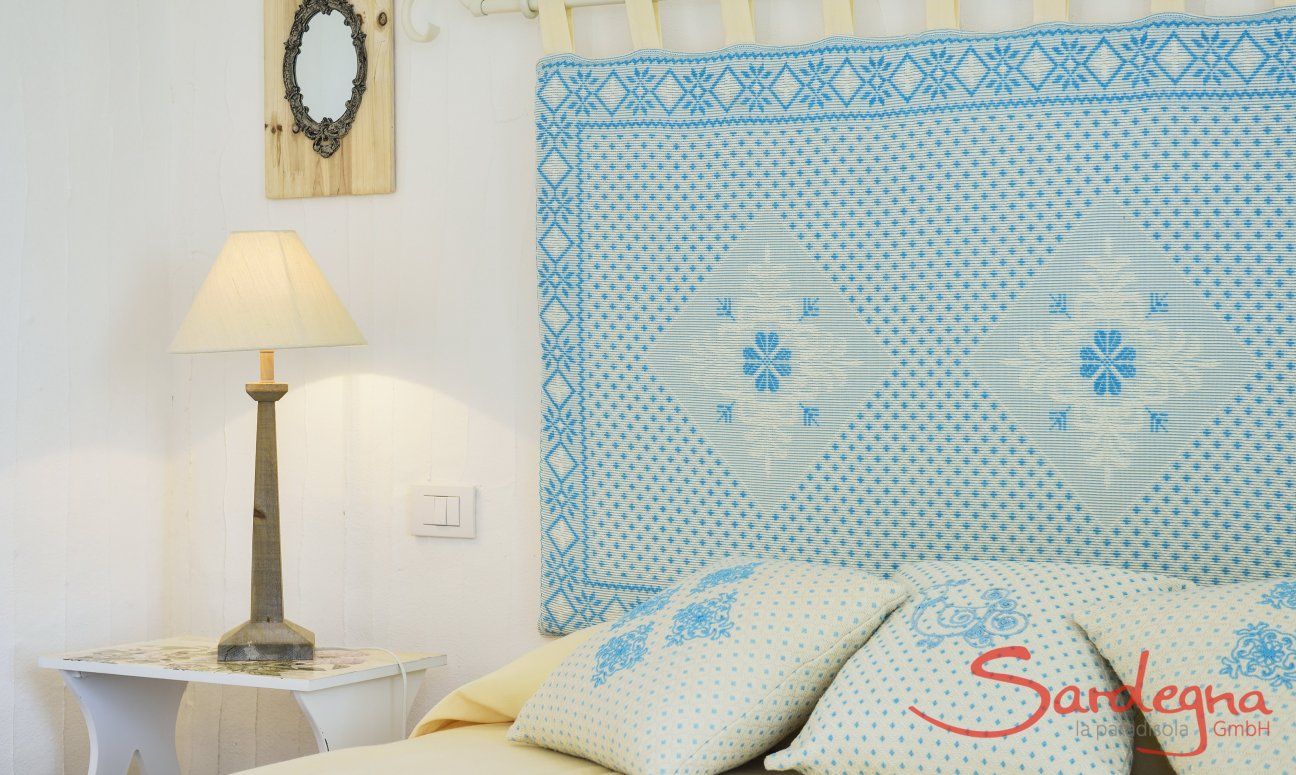Doppelbett mit Nachttisch und Lampe und Kopfende alle im sardischen Stil Li Conchi 7