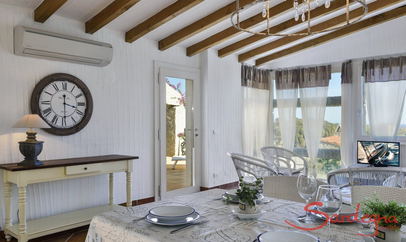 Li Conchi 7 | Heller Wohbereich mit Esstisch und Terrassenzugang Wohnzimmer mit Essplatz Li Conchi 7