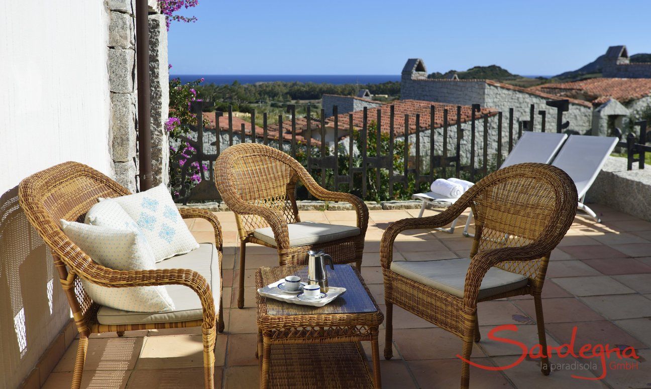 Li Conchi 7 | Terrasse mit gemütlichen Korbmöbeln und Sonnenliegen zum Ausspannen mit Meerblick Terrasse mit Korbmöbeln und Meerblick Ferienhaus Li Conchi 7