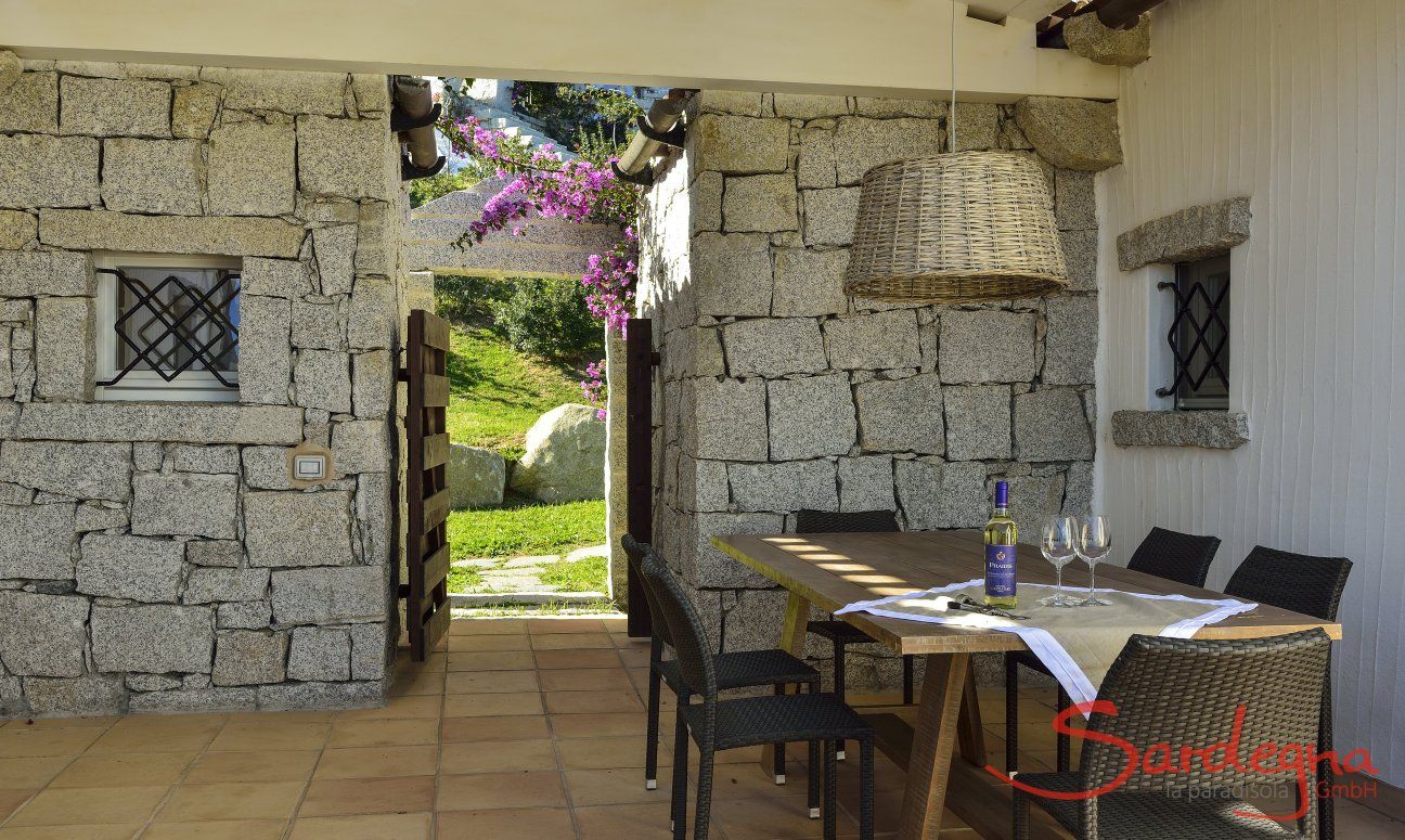 Li Conchi 7 | Überdachter Esstisch auf der Terrasse zum Essen im Freien Überdachter Esstisch auf der Terrasse von Li Conchi 7