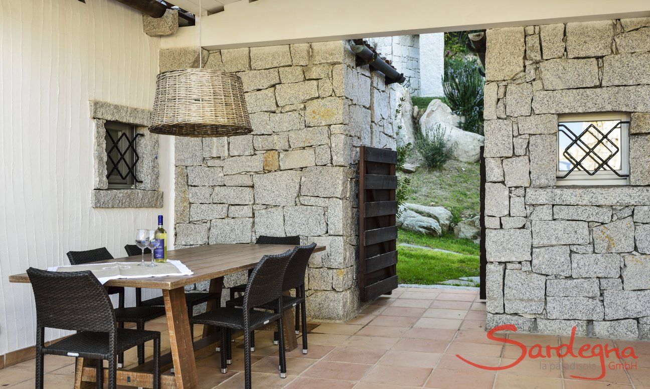 Li Conchi 9 | Großer Tisch auf der überdachten Terrasse Esstisch für 6 Personen auf der überdachten Terrasse von Li Conchi 9, Cala Sinzias