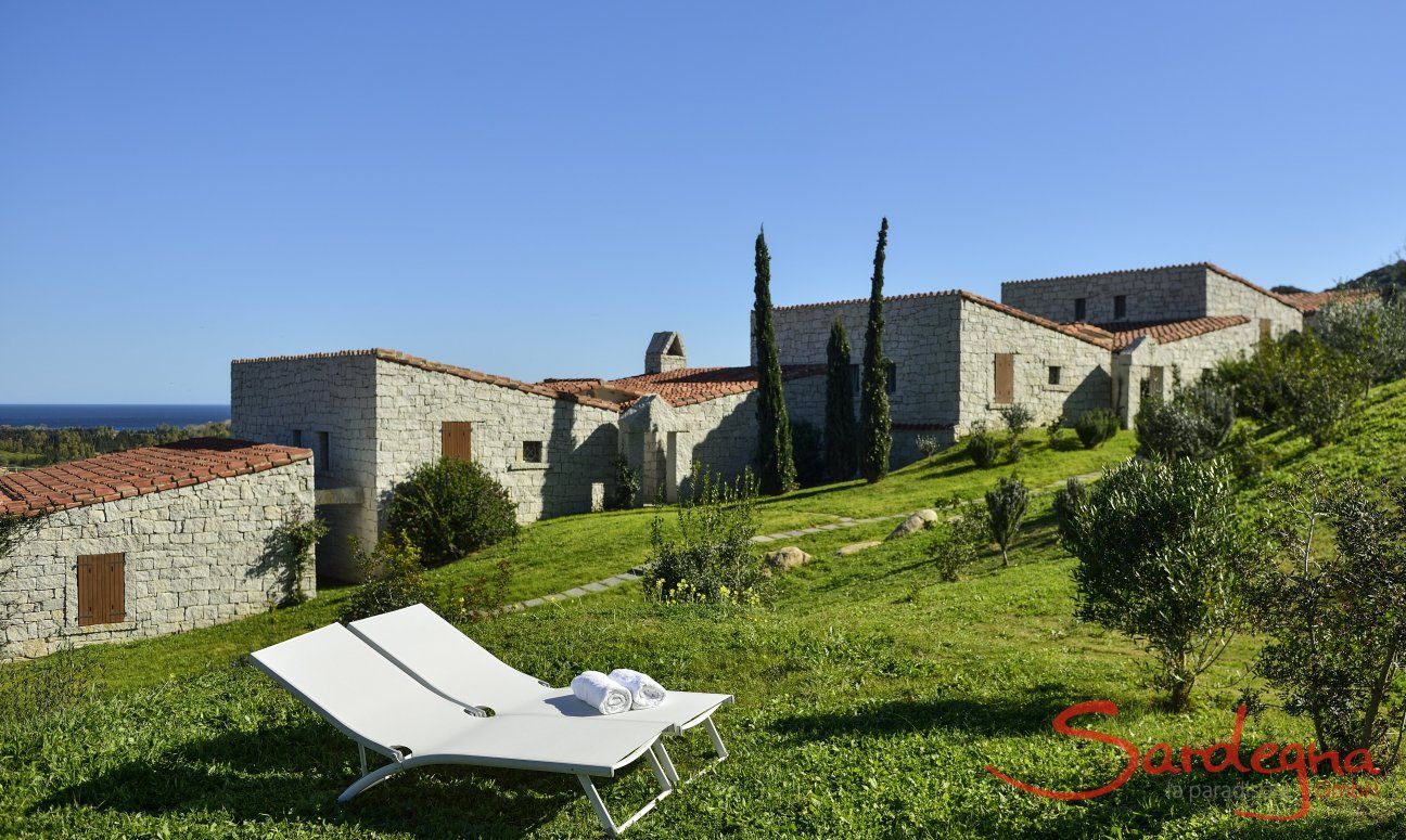 Li Conchi 9 | Sonnenliegen im Garten laden zum Entspannen ein Blick vom Ferienhaus Li Conchi 9, Cala Sinzias