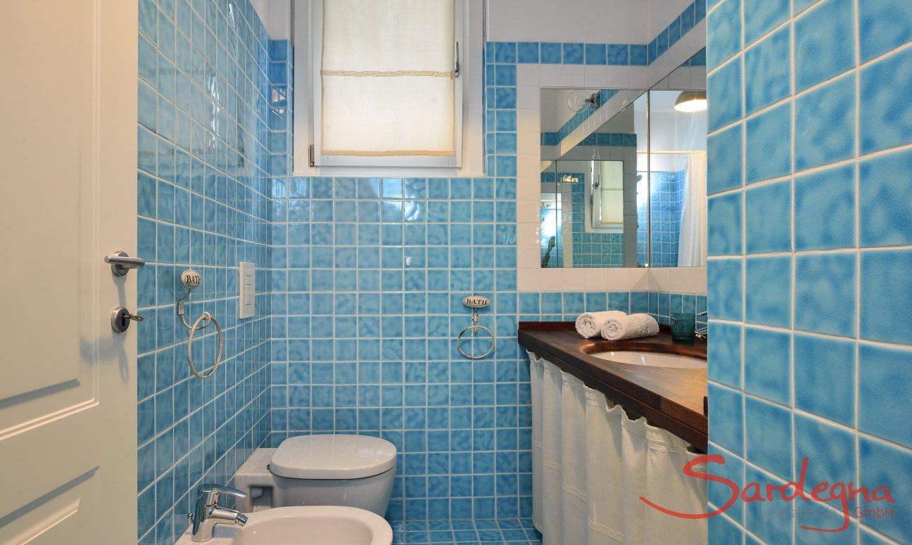 Li Conchi 9 | Bad 1 vom Schlafzimmer 1 Hellblau gekacheltes Bad mit Dusche Li Conchi 9, Cala Sinzias