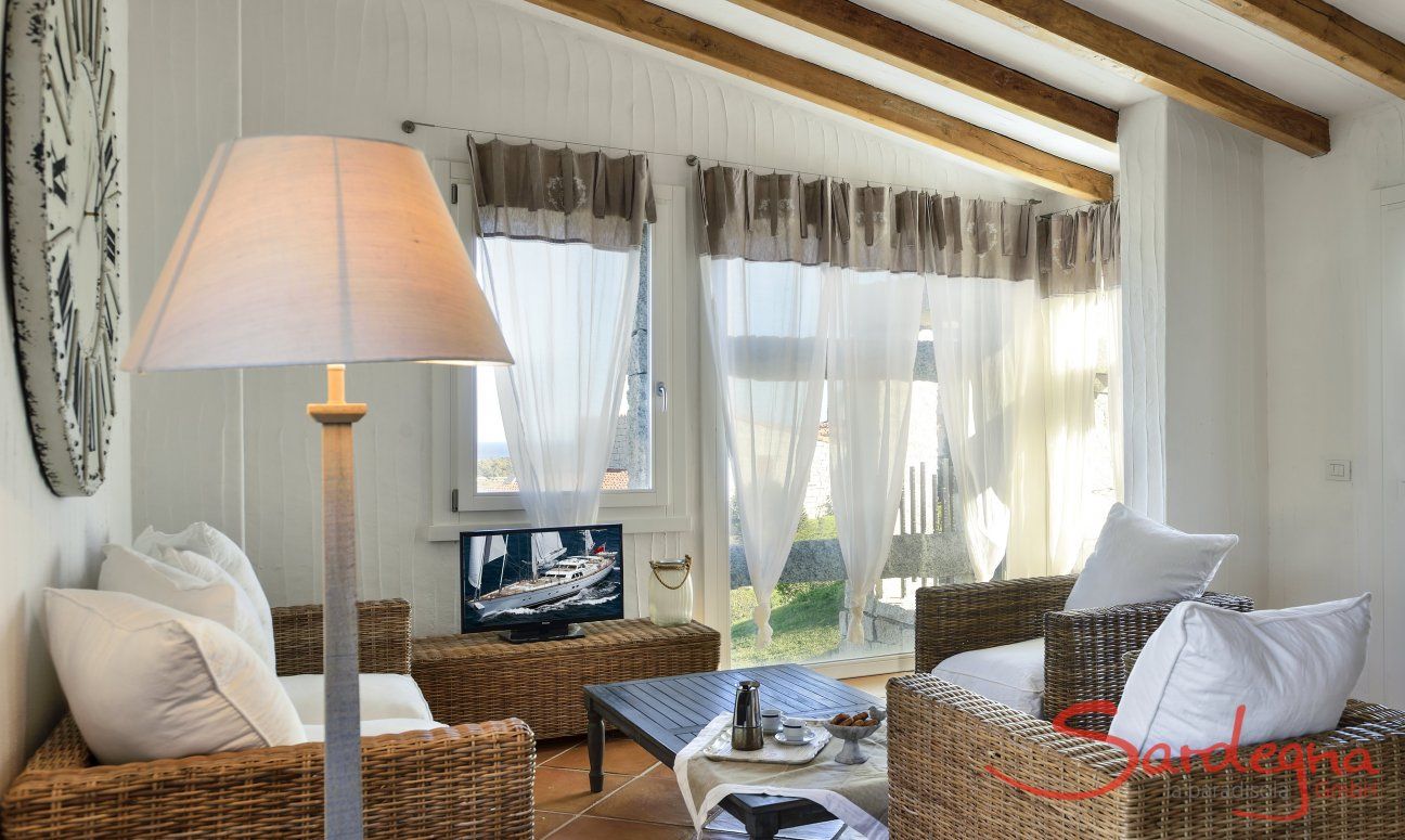Li Conchi 9 | Helles Wohnzimmer mit Panoramafenster Sofagarnitur im Wohnzimmer von Li Conchi 9, Cala Sinzias