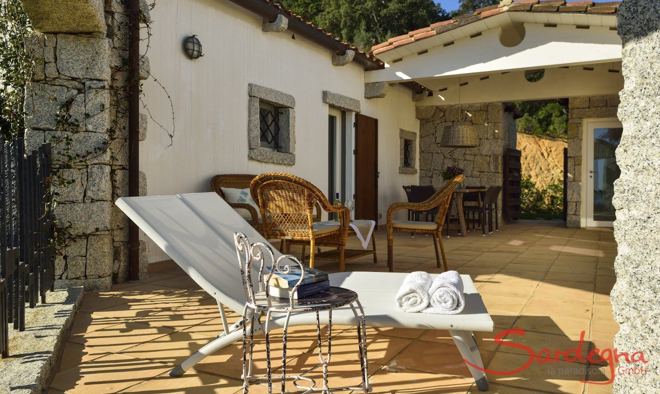 Li Conchi 2 | Große Terrasse mit Sitz- und Liegemöbeln zwischen den Wohneinheiten des Hauses Terrasse
