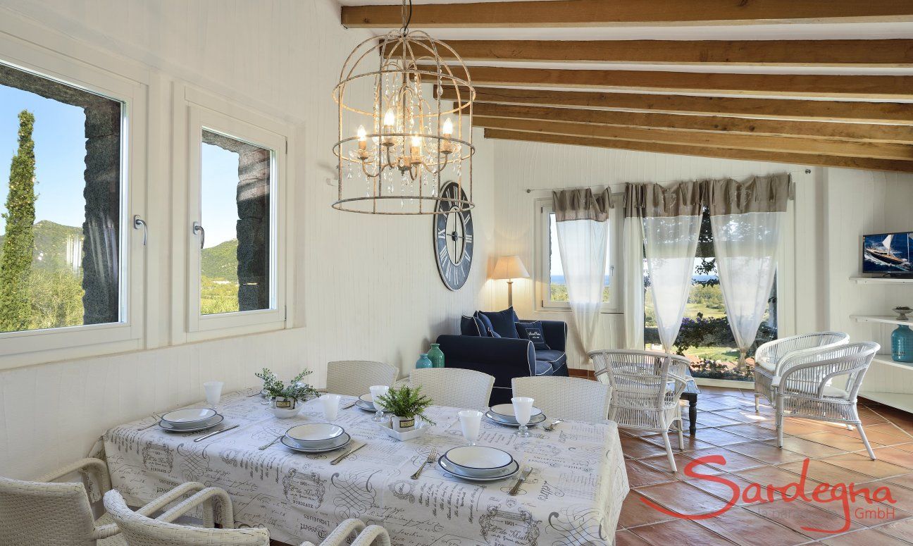 Li Conchi 2 | Wohnzimmer mit hellem Essbereich und gemütlicher Sofaecke Wohnzimmer mit Esstisch