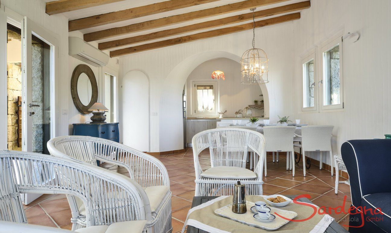 Li Conchi 2 | Wohnzimmer mit Sofaecke, Essbereich und Küche Wohnzimmer